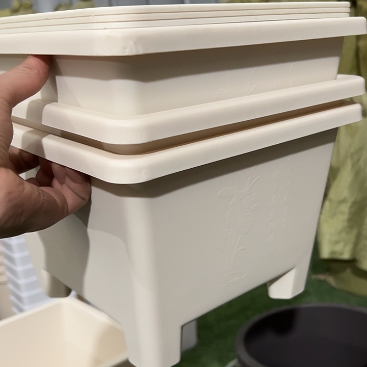 微瑕米白方球根26外径19高带托盘3个