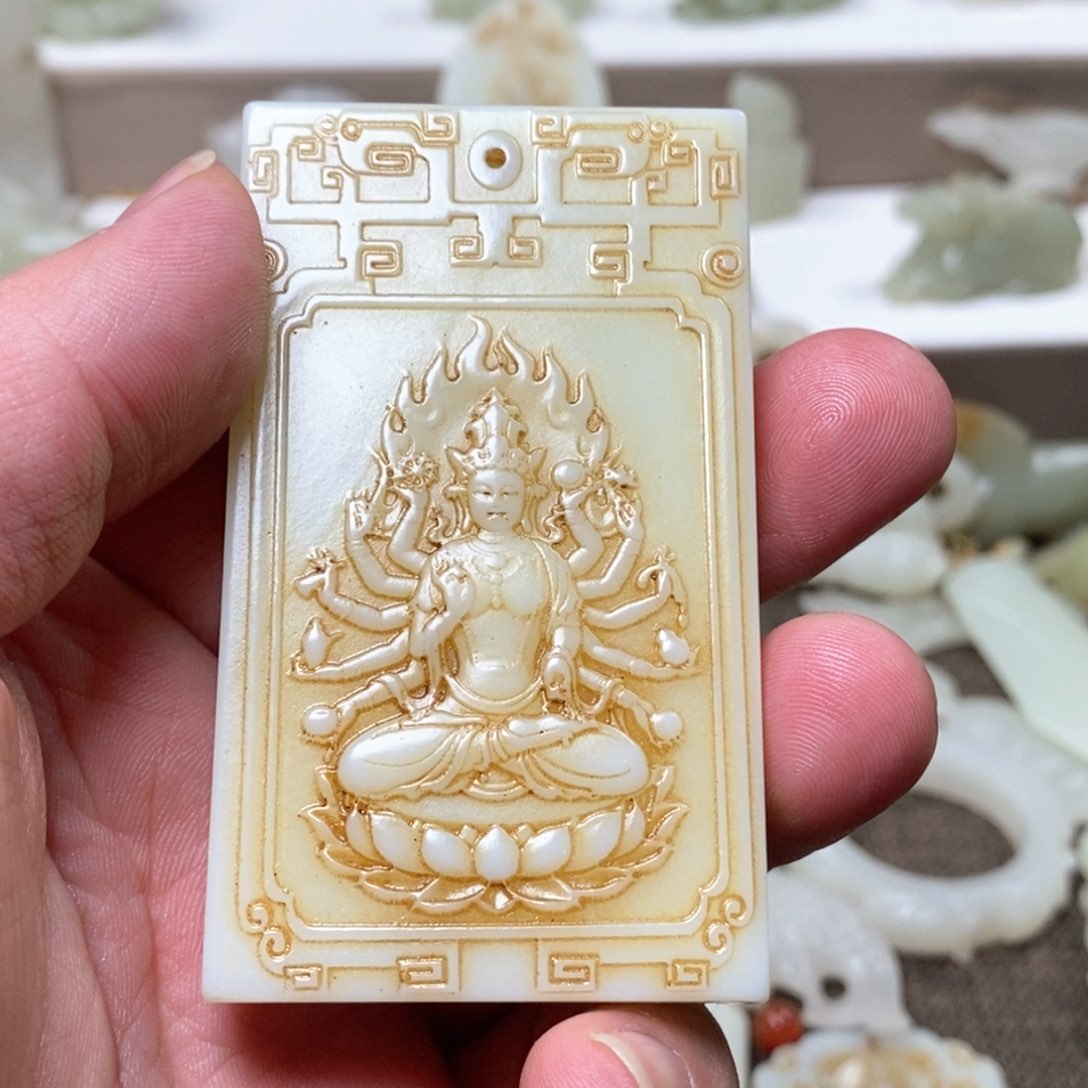 和田玉颈饰未镶嵌金****）