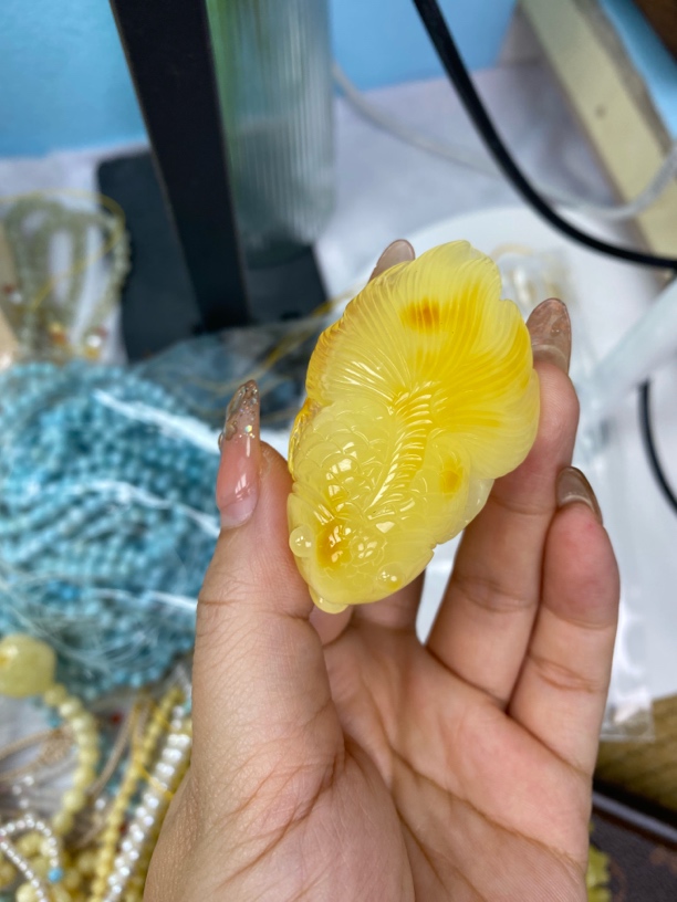 天然蜜蜡俏色巧雕茶壶 把把胡