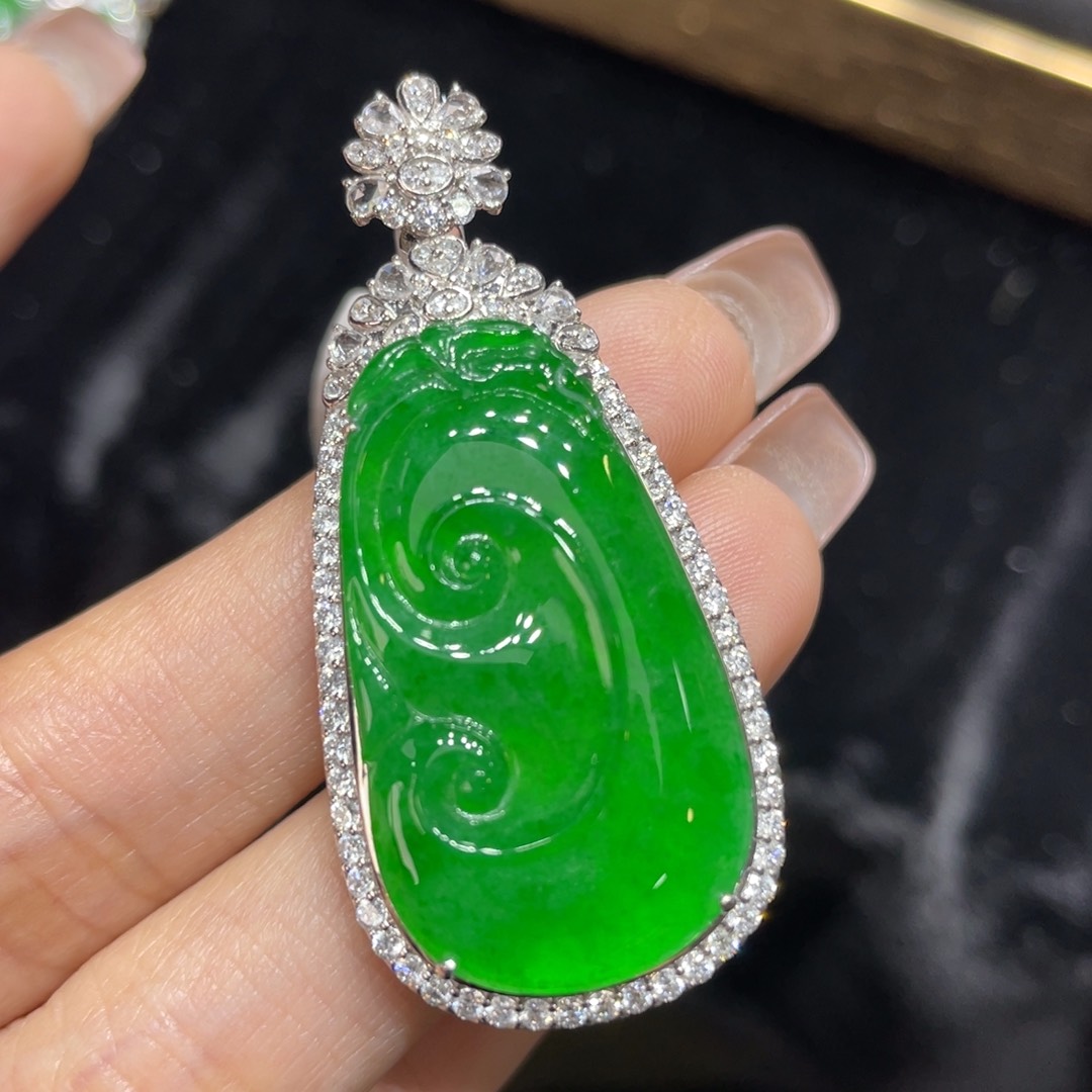 翡翠颈饰18K金镶嵌天然缅甸翡翠