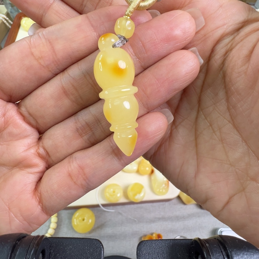 蜜蜡裸石未镶嵌蜜蜡