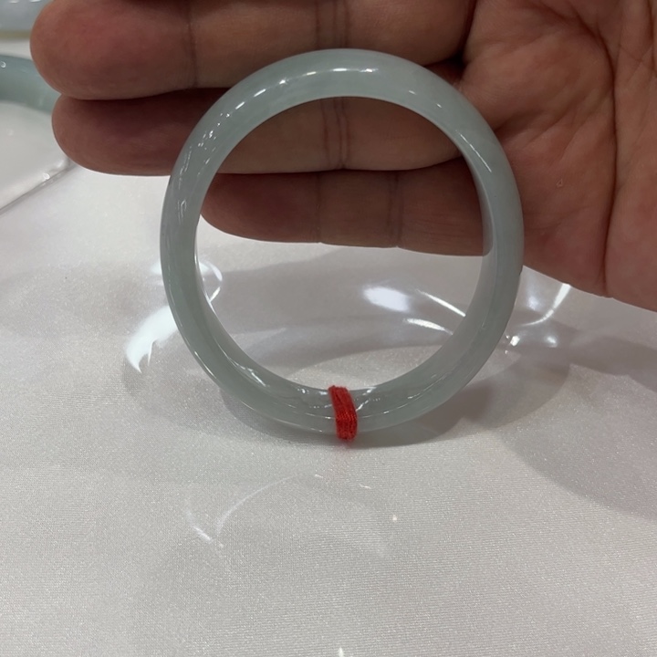 翡翠手镯未镶嵌白**?58贵妃