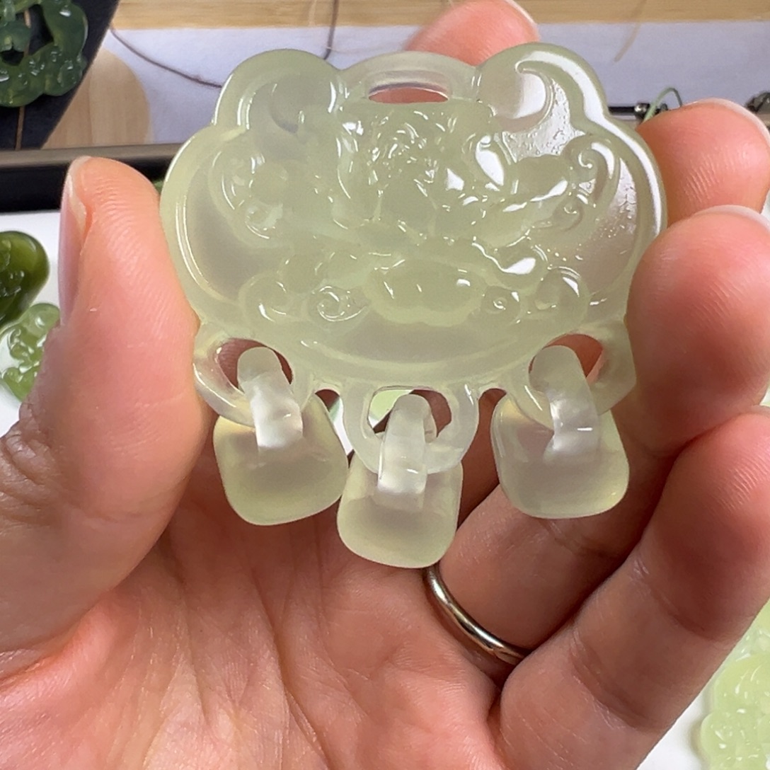 把***人蛇纹石玉未镶嵌颈饰