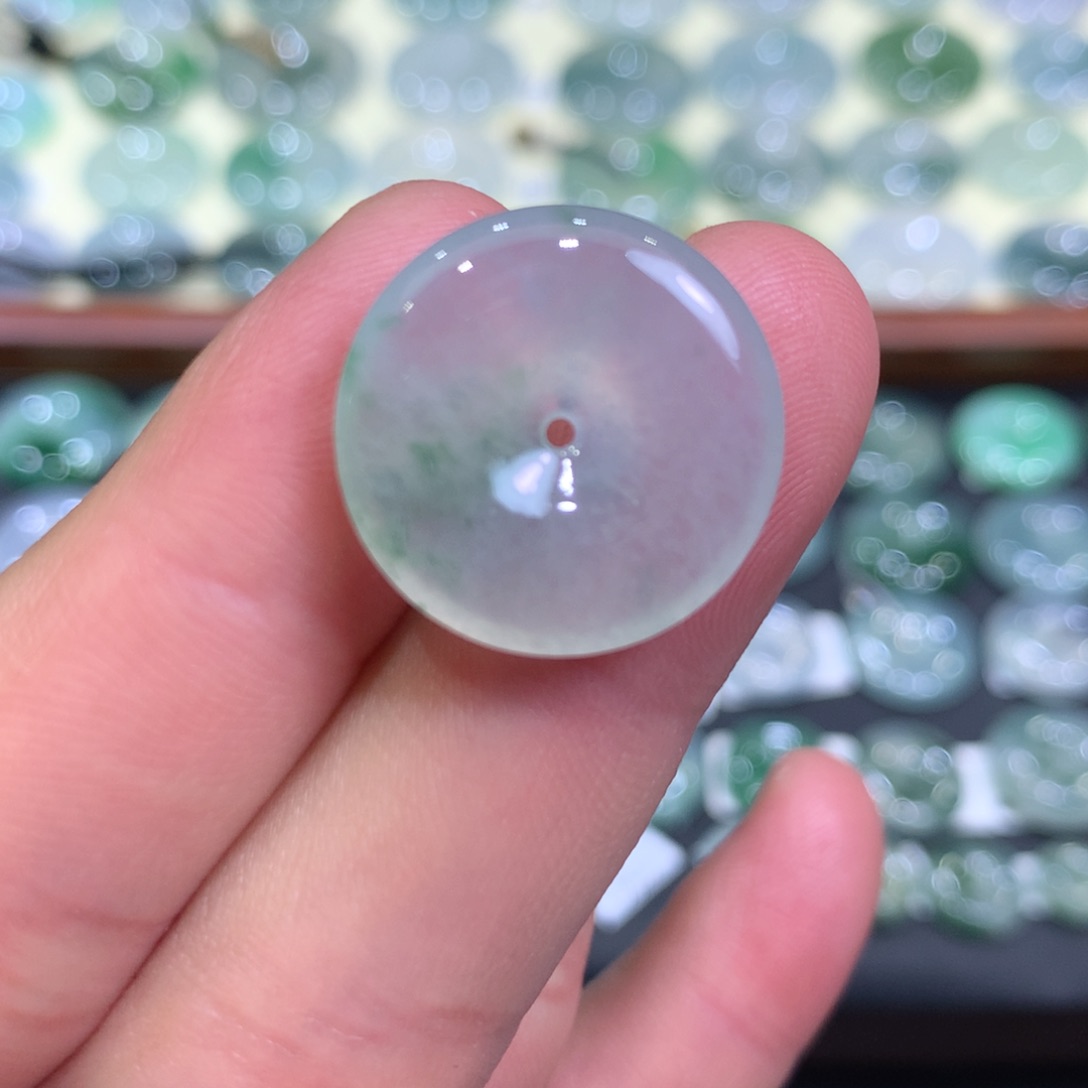 翡翠颈饰未镶嵌平安扣