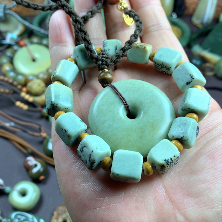 吊坠(赠链)未镶嵌岫岩河磨玉（透闪石质玉）小*黑