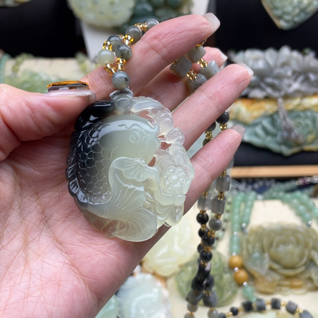 蛇纹石玉颈饰未镶嵌