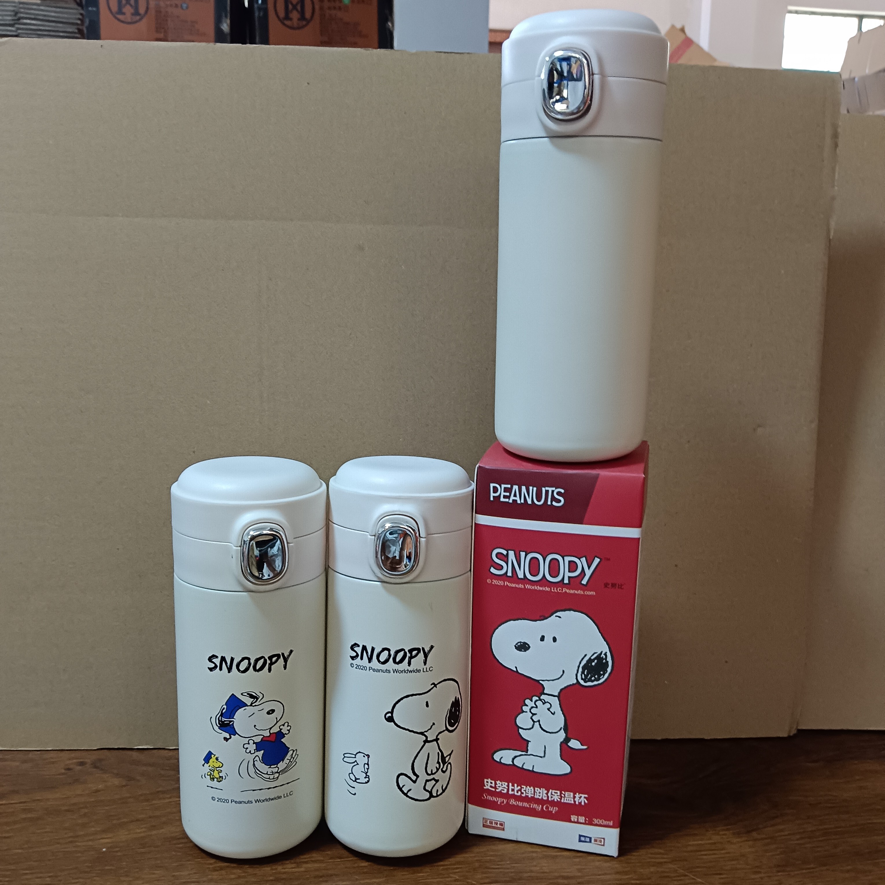 可爱简约便捷不锈钢弹跳盖保温杯男女学生适用水杯图案随机。