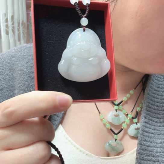 石英质玉未镶嵌颈饰佛