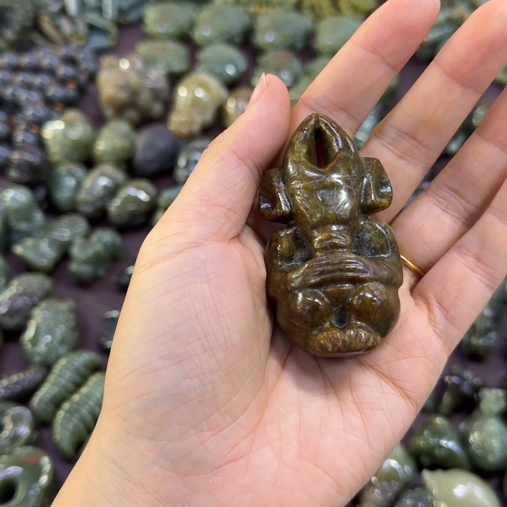 颈饰未镶嵌岫岩河磨玉（透闪石质玉）