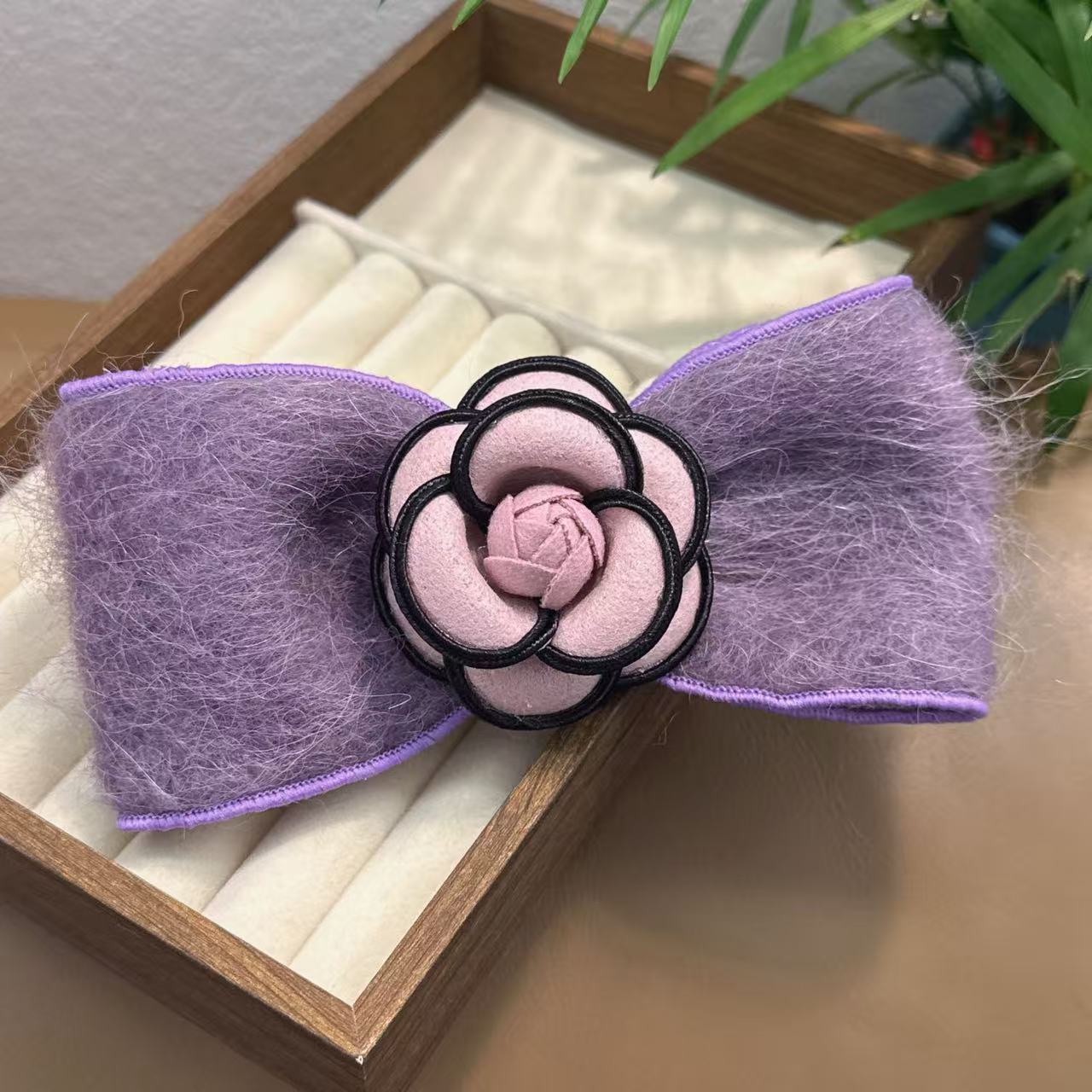 【东方·紫韵】新款精致紫色毛绒蝴蝶结山茶花十公分弹夹WM-1462