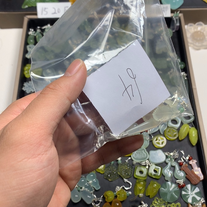 达***手蛇纹石玉合金耳钉