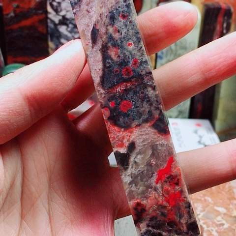 昌化石昌化刘关张鸡血石腊梅