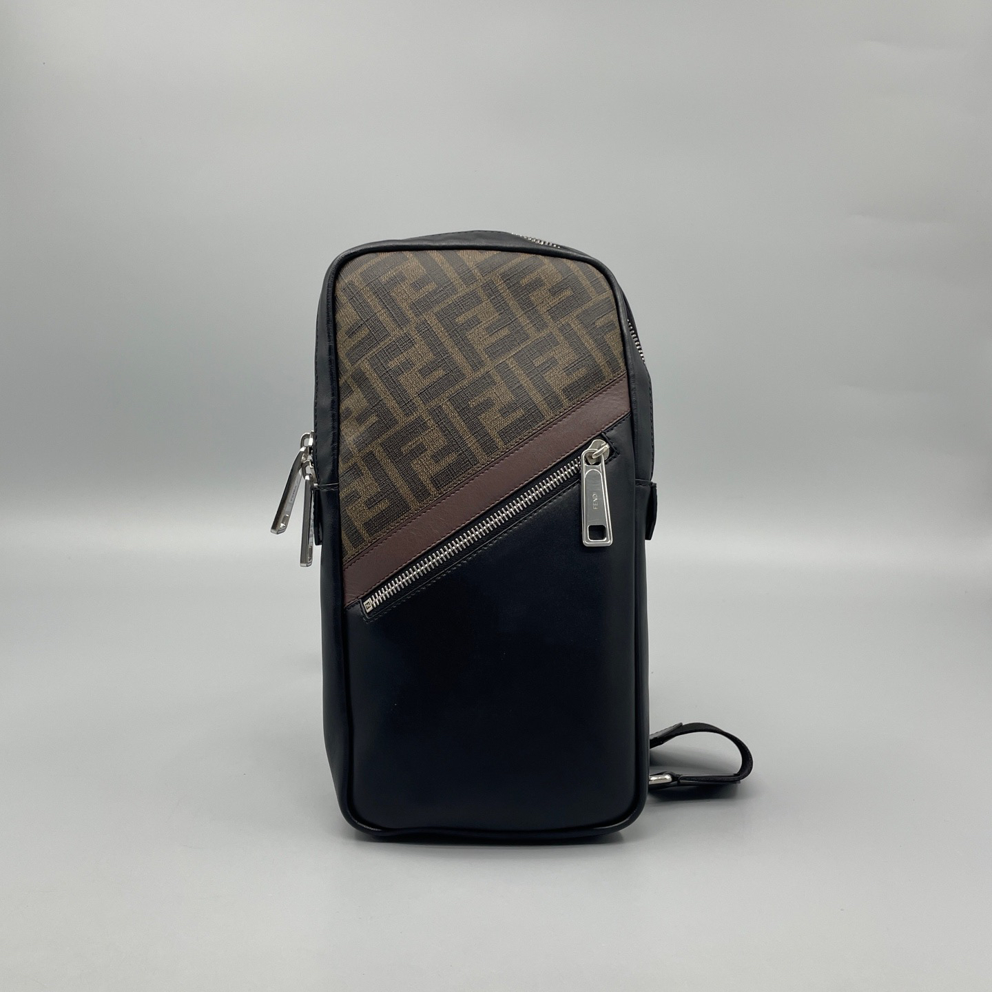95新 FENDI/芬迪 老花拼皮黑色胸包斜挎包 尺寸15*29 A3013
