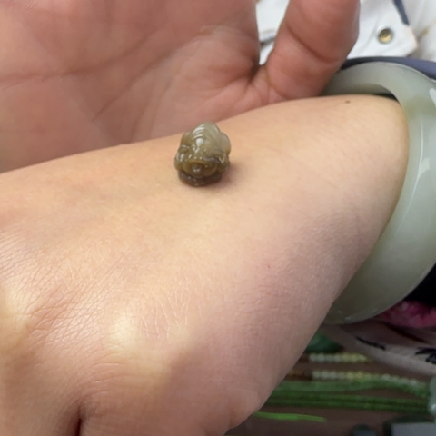 和田玉颈饰未镶嵌糖料猪猪