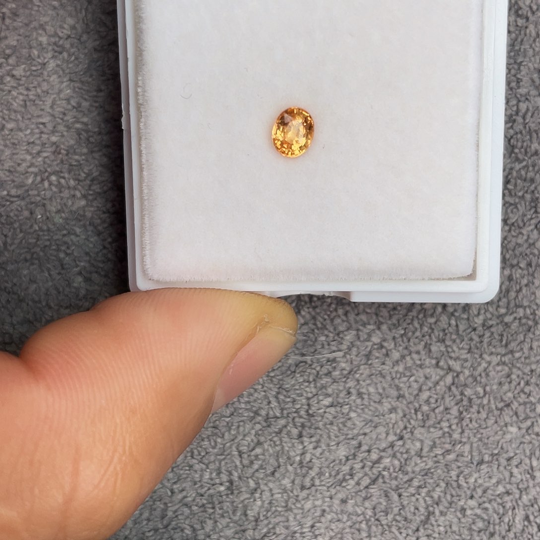 石榴石（芬达石）裸石未镶嵌0.57Ct。  
