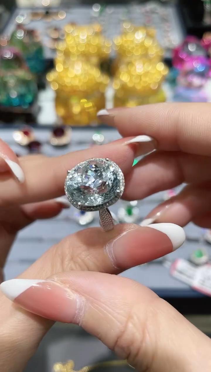 18K金镶嵌海蓝宝石戒指