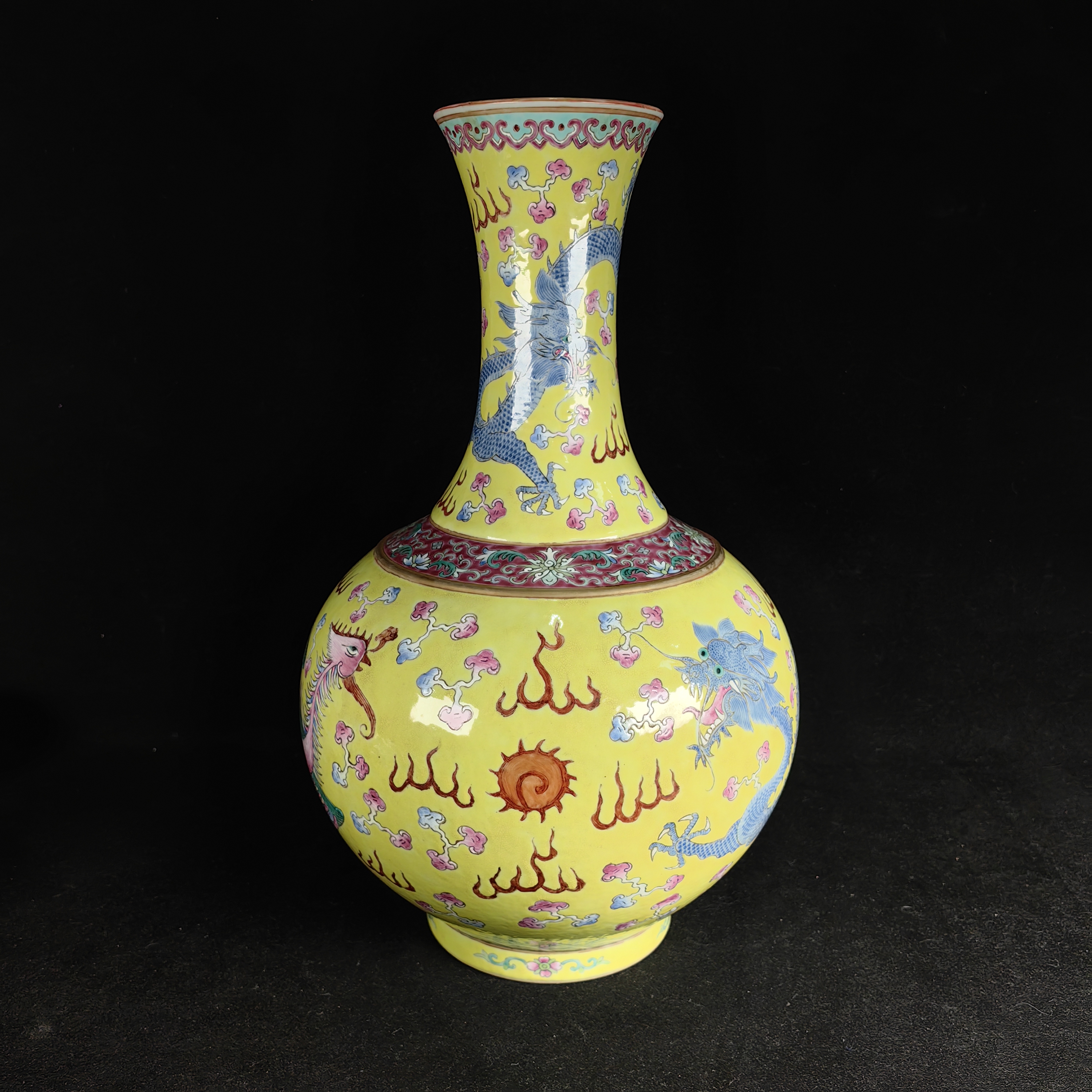 黄地粉彩龙戏珠纹玉堂春瓶