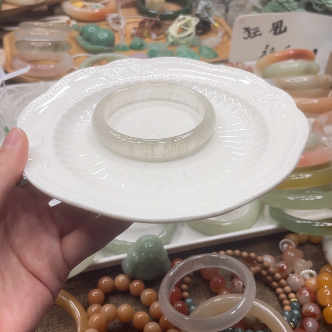 G***°石英岩玉未镶嵌手镯