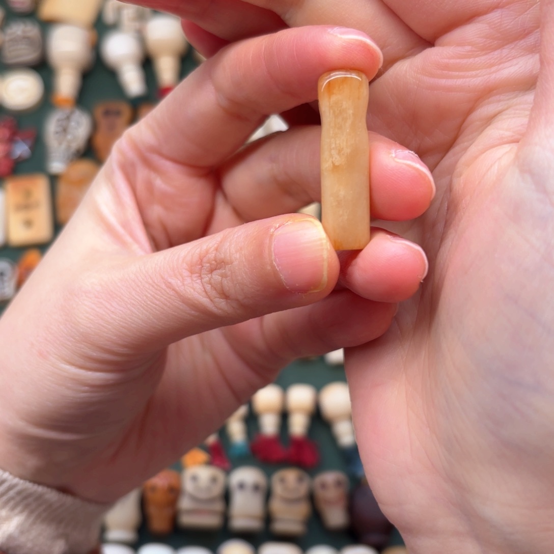 配饰和化妆等工序制作出来