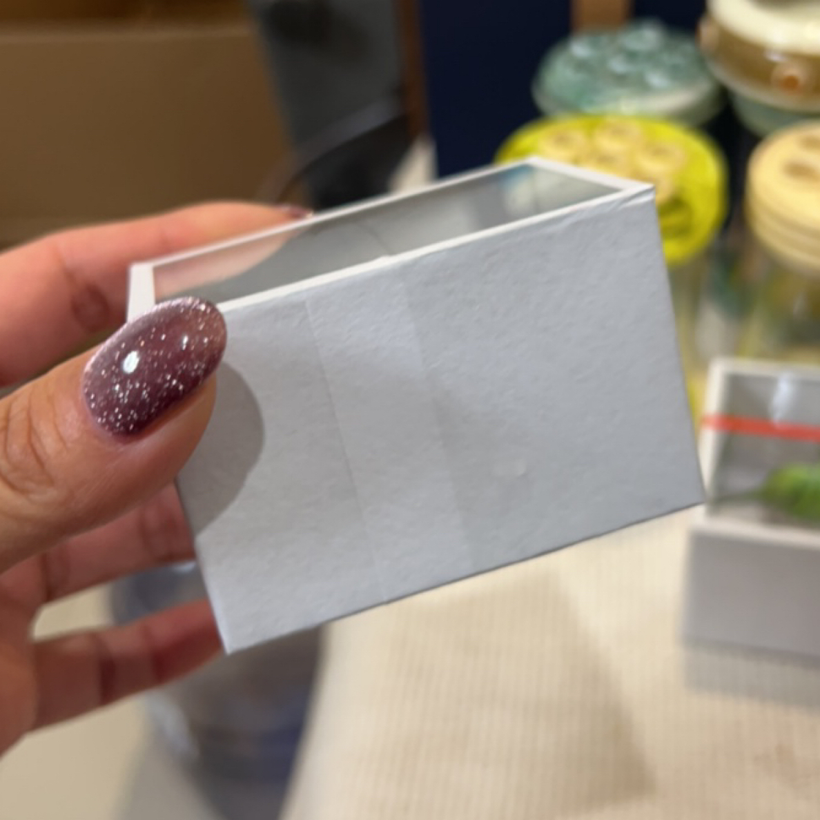 绿蝈蝈白纸盒纸筒