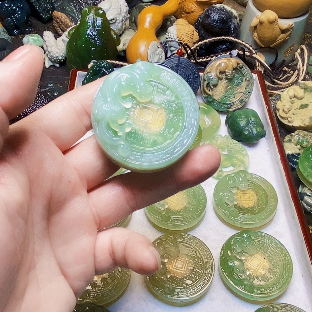 实***发蛇纹石玉未镶嵌颈饰