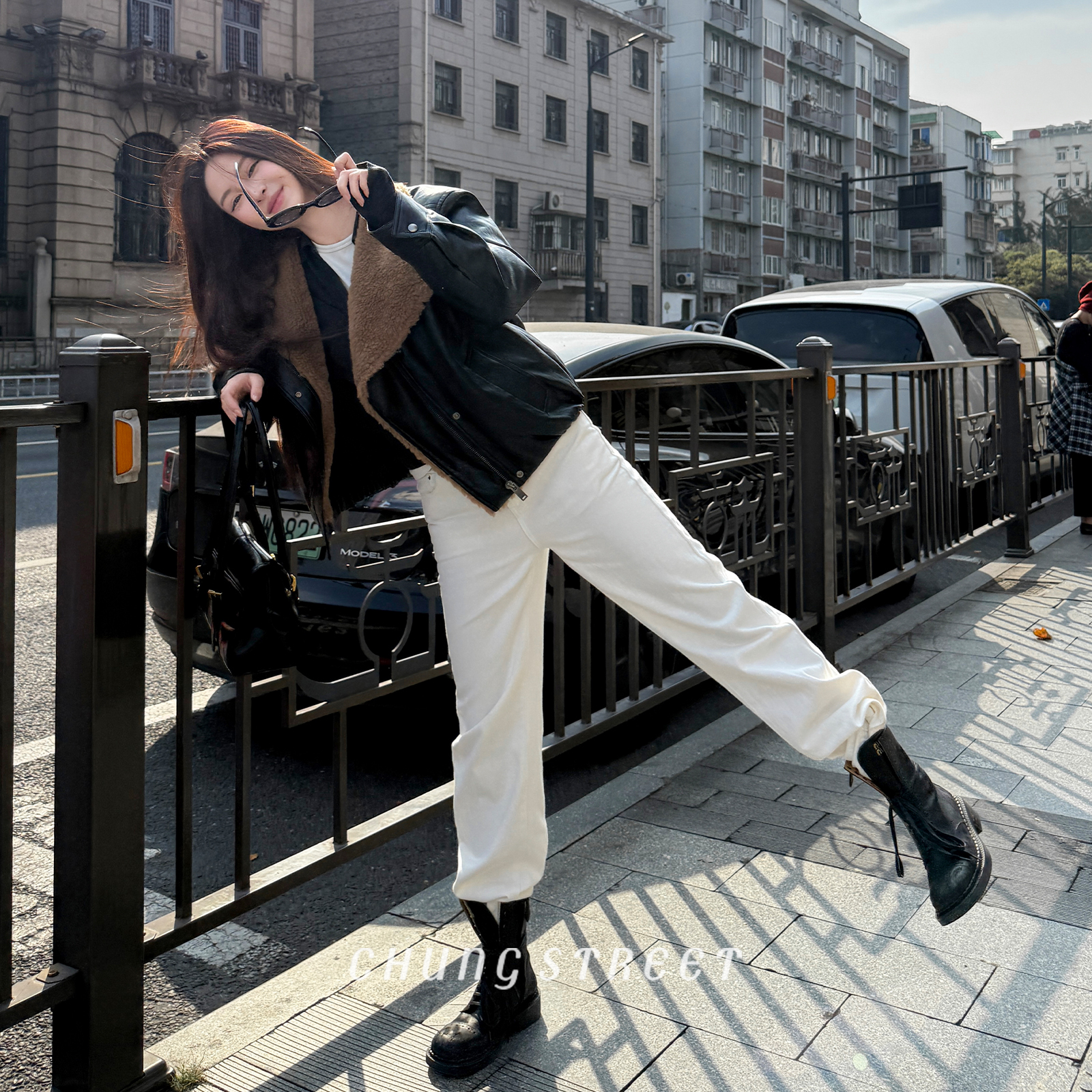 羊羔毛大翻领皮衣羽绒服女短款2025新款高级感休闲加厚小羊皮外套