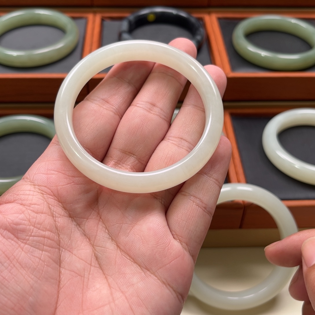 和田玉未镶嵌手镯