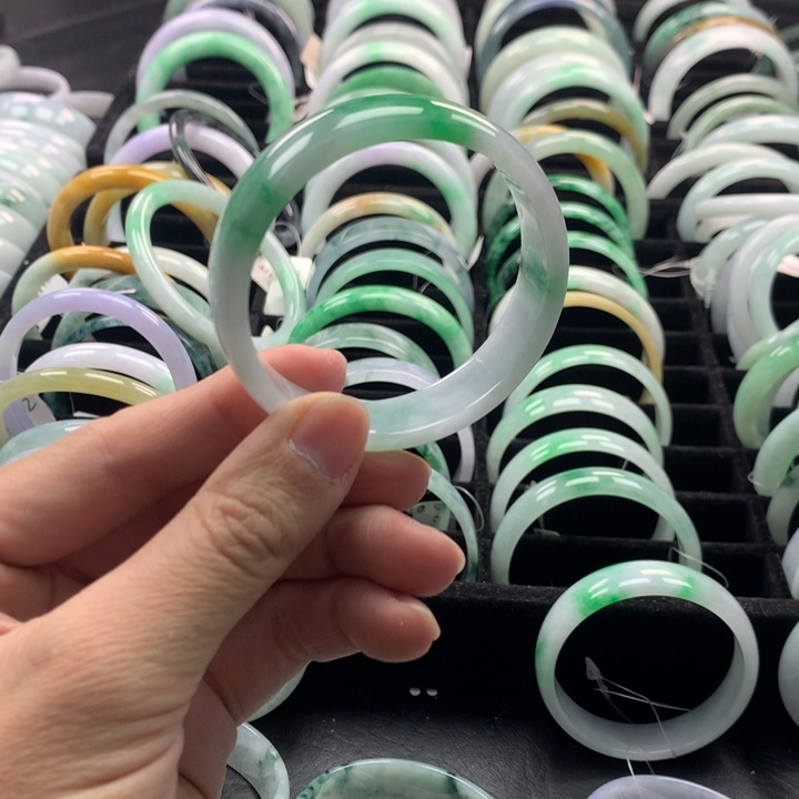 翡翠手镯未镶嵌苹*?翡翠