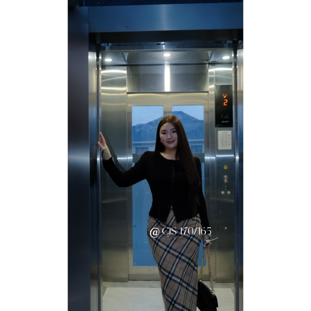 运补｝SZA花境之恋冬季新款韩系设计感圆领修身长袖针织开衫+半裙