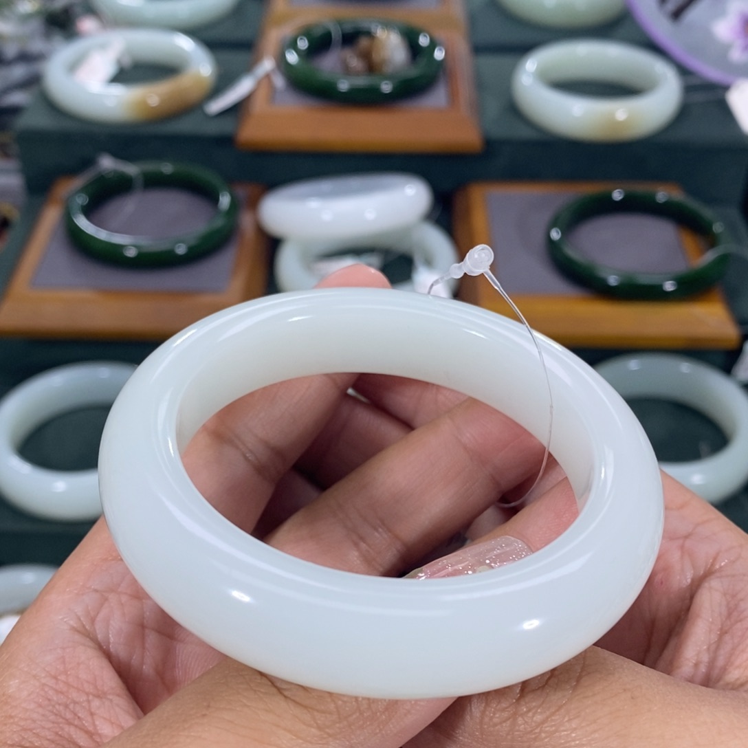 和田玉手镯未镶嵌