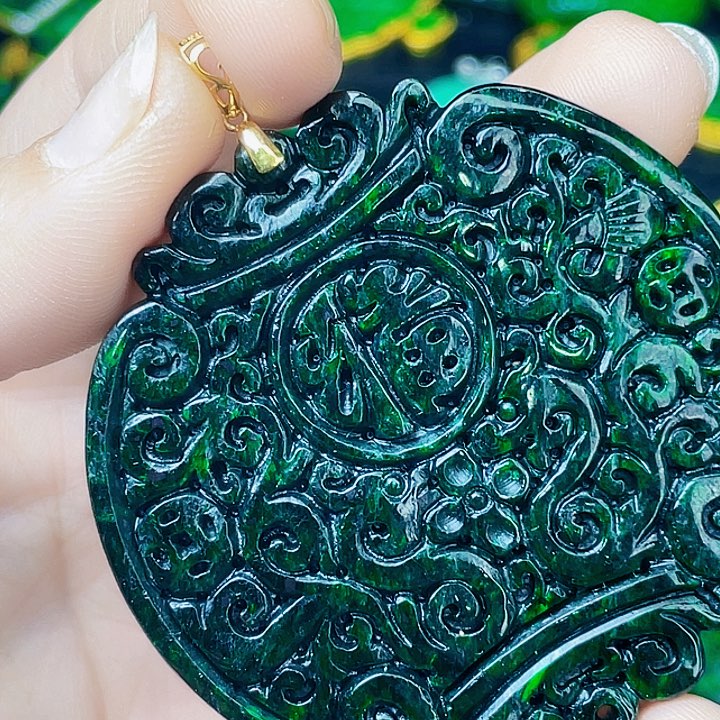 颈饰18K金镶嵌翡翠