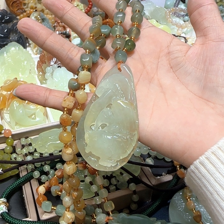 未镶嵌蛇纹石玉吊坠