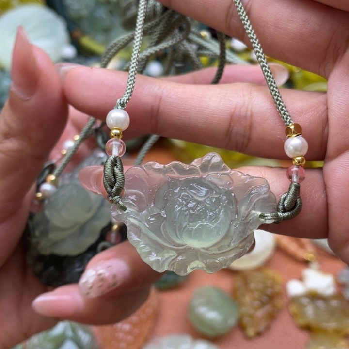 蛇纹石玉未镶嵌颈饰