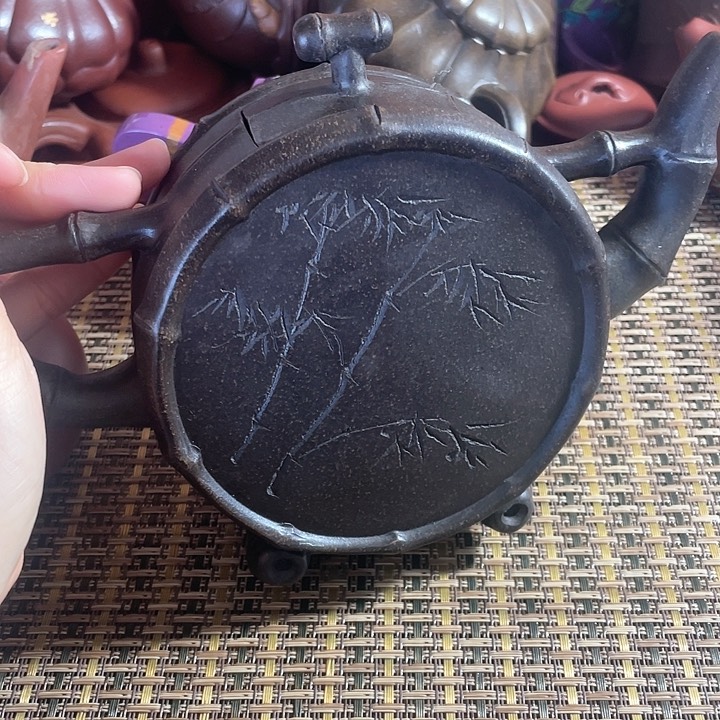 紫砂茶壶原矿泥料手工制作的紫砂壶。