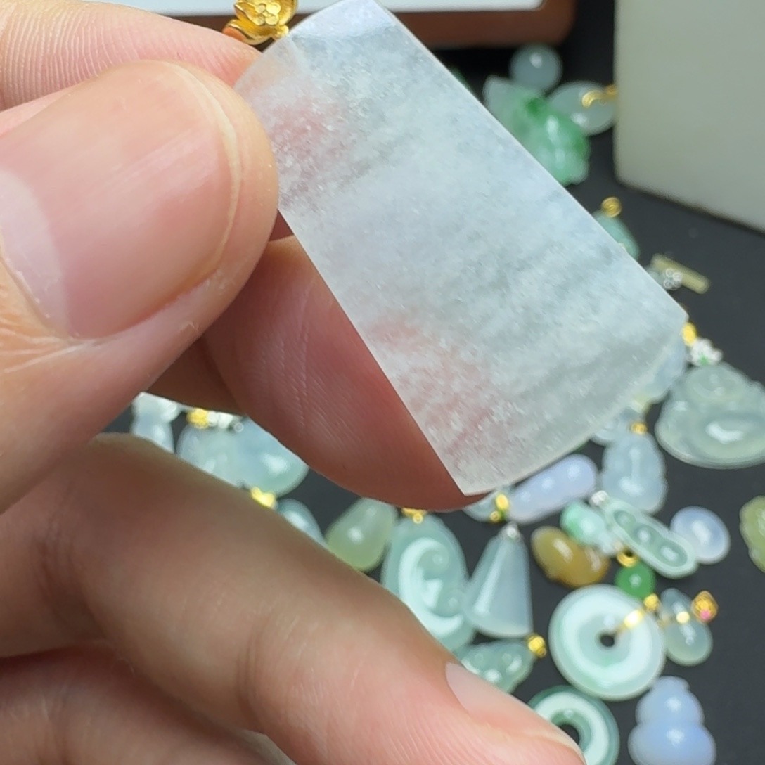 翡翠18K金镶嵌颈饰无事牌