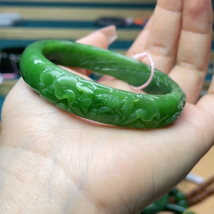 和田玉手镯58圈口。编号65未镶嵌