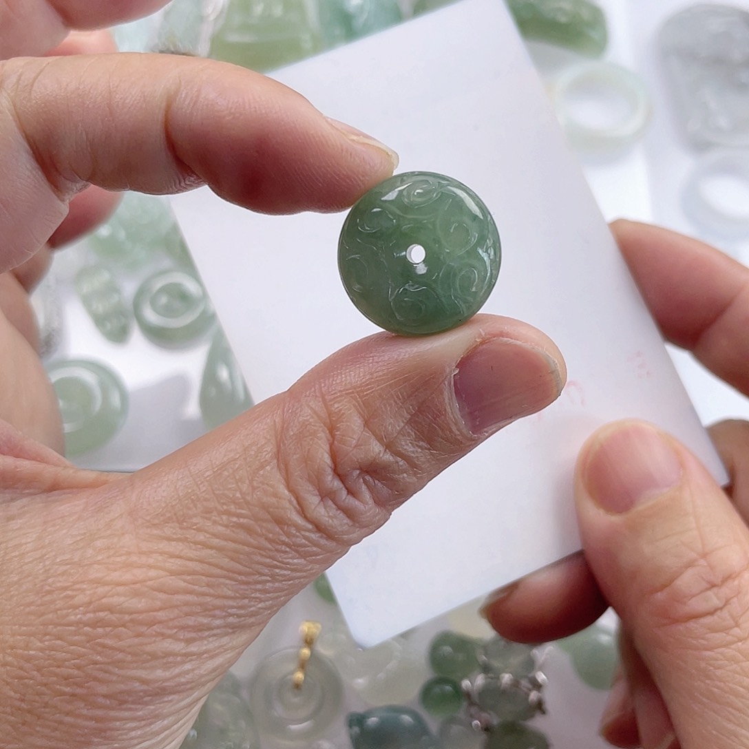 翡翠颈饰未镶嵌花扣