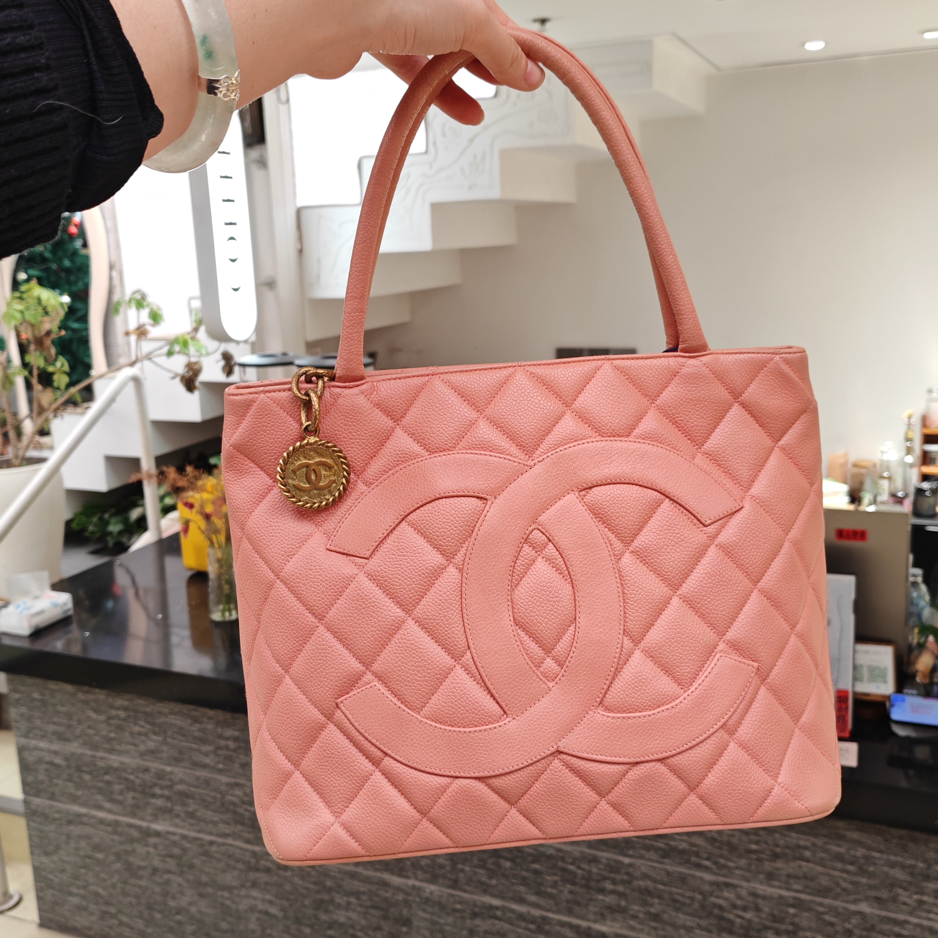 99新 Chanel/香奈儿 粉色希尔顿金币荔枝纹手提单肩包托特包