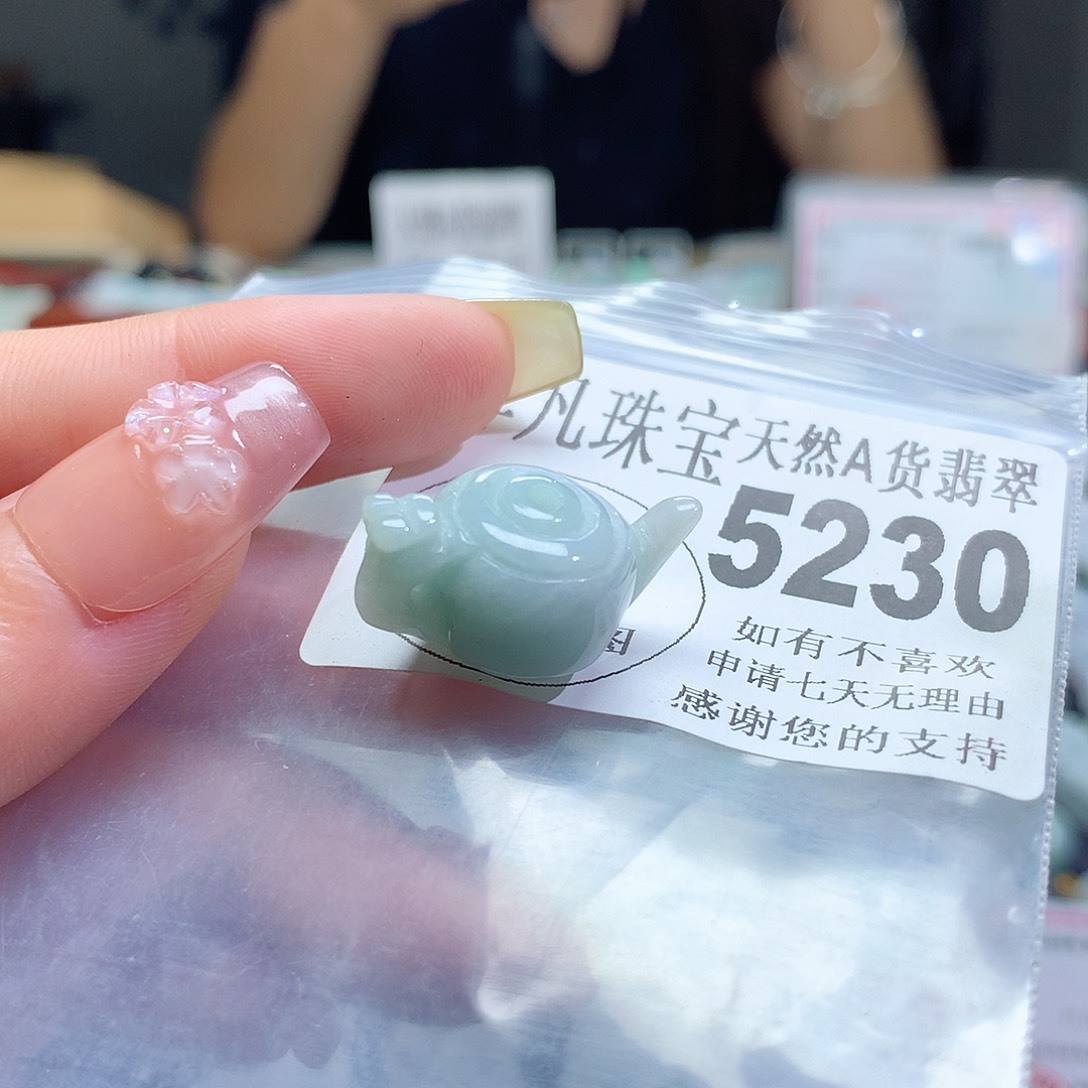 翡翠未镶嵌颈饰，