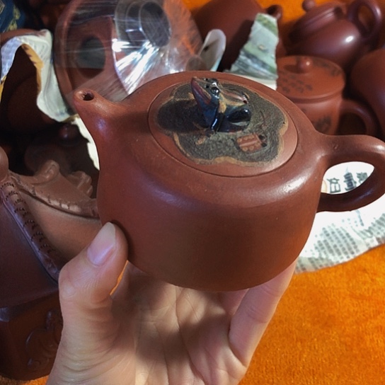 紫砂茶壶原矿泥料手工制作的紫砂壶。