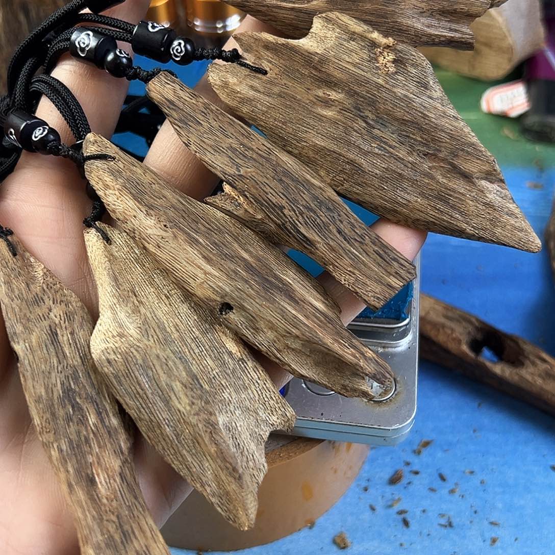 香料绿奇楠蓝宝石块料一个