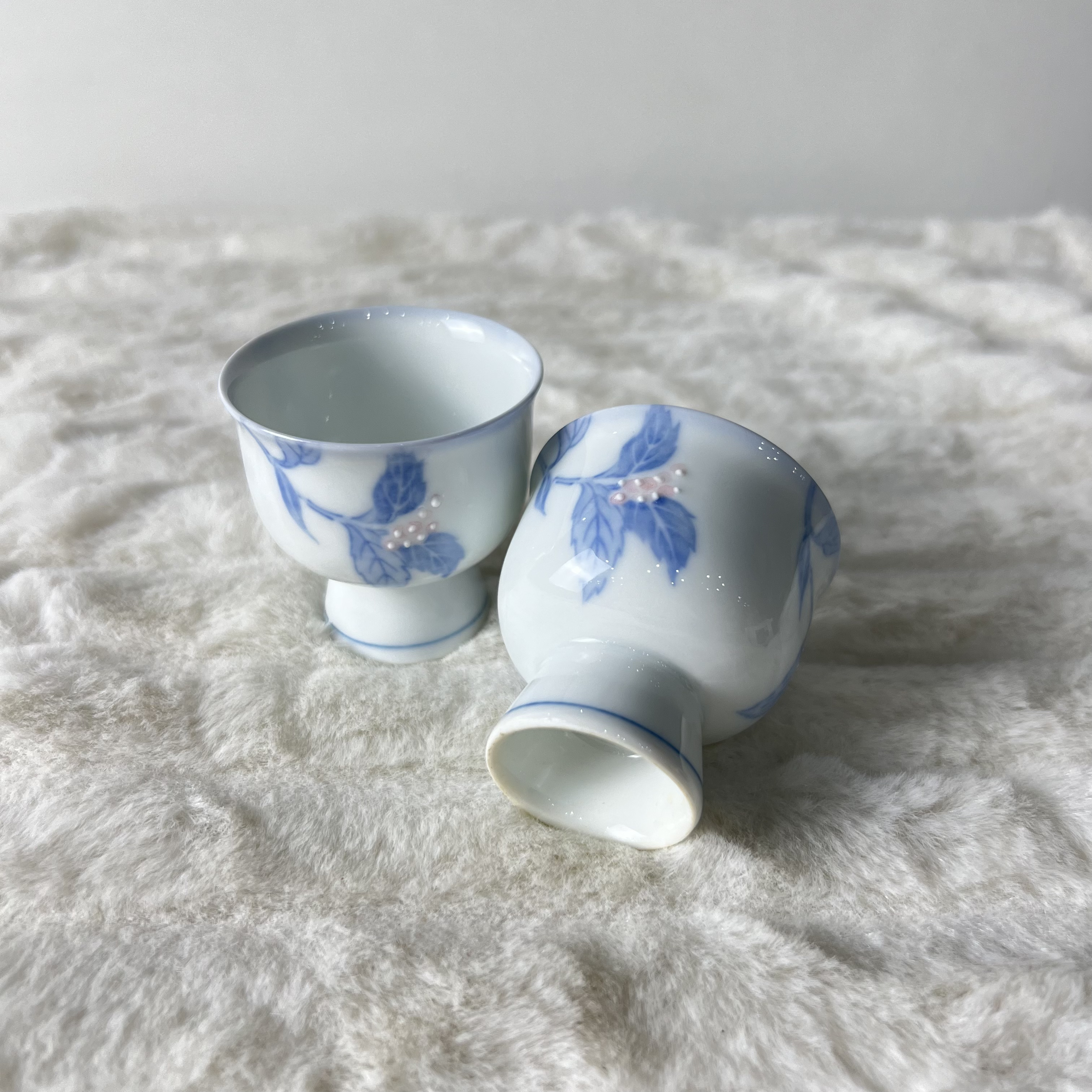 无底款手绘小花小酒盏一对
