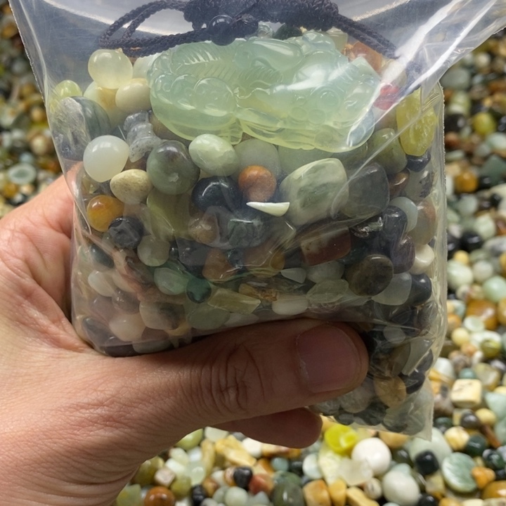 蛇纹石玉鱼缸石未镶嵌