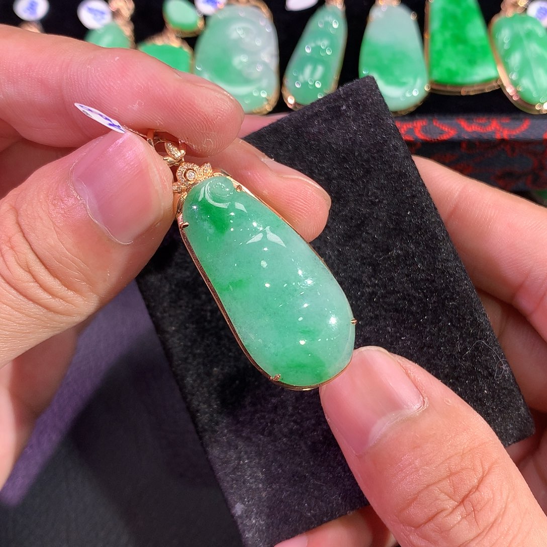 翡翠吊坠(赠链)18K金镶嵌