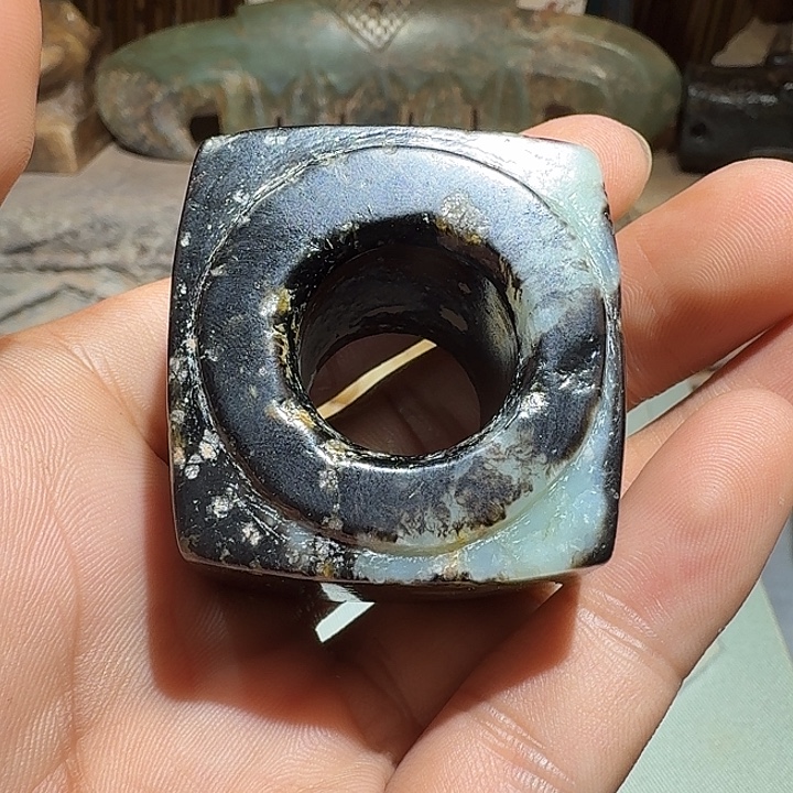 T***s和田玉（糖玉）未镶嵌颈饰