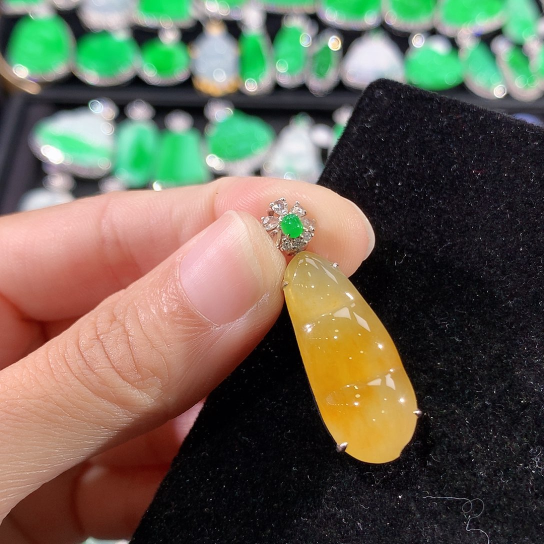 翡翠18K金镶嵌颈饰