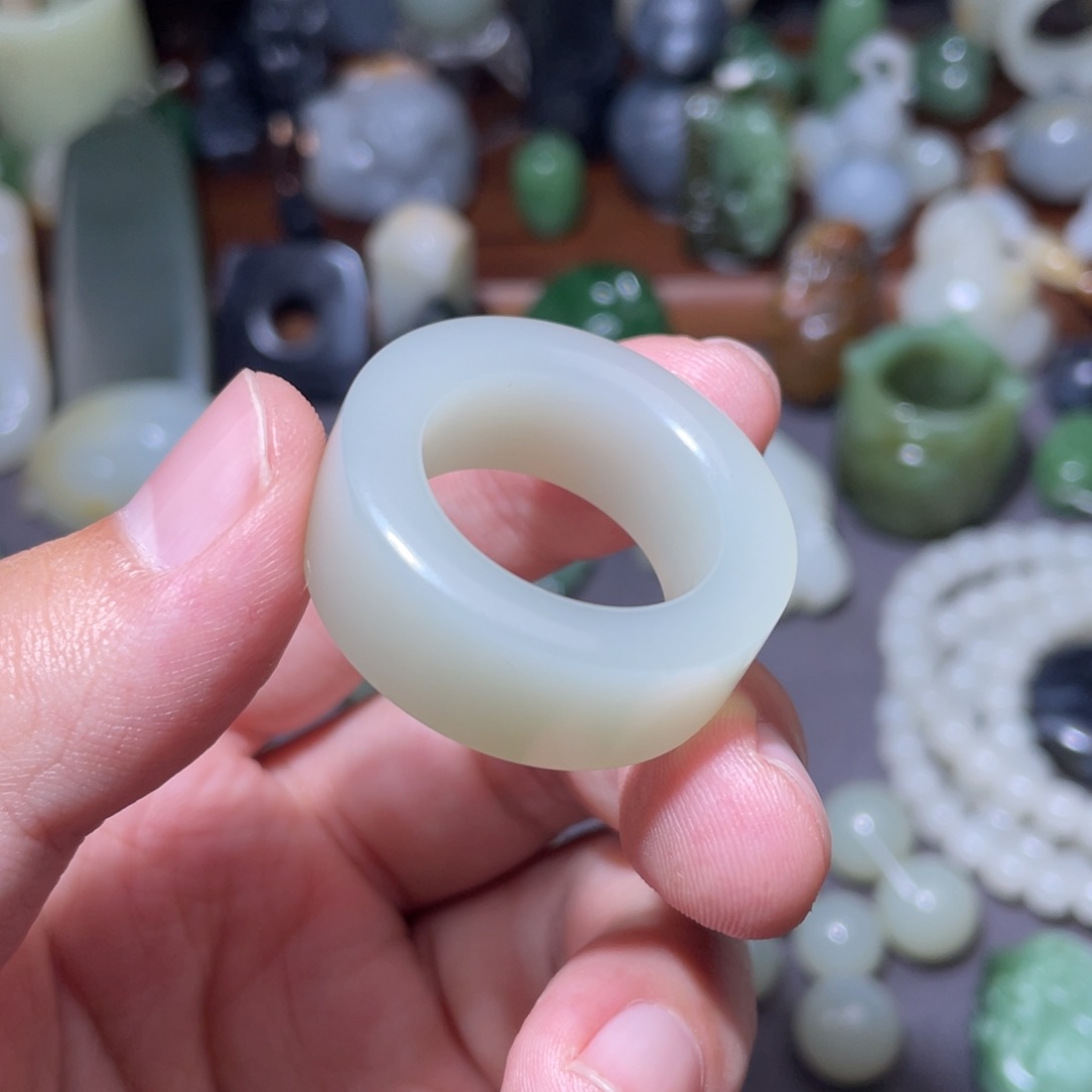 和田玉颈饰未镶嵌碎**两