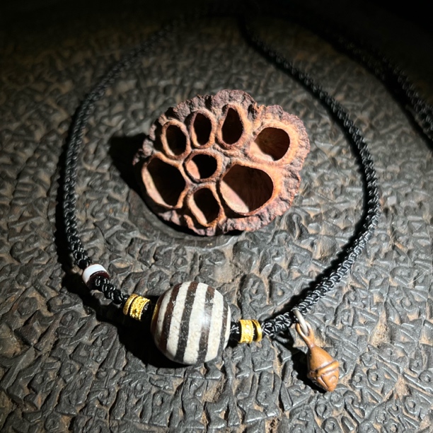 玛瑙黑白斑马圆珠锁骨 简约时尚风格