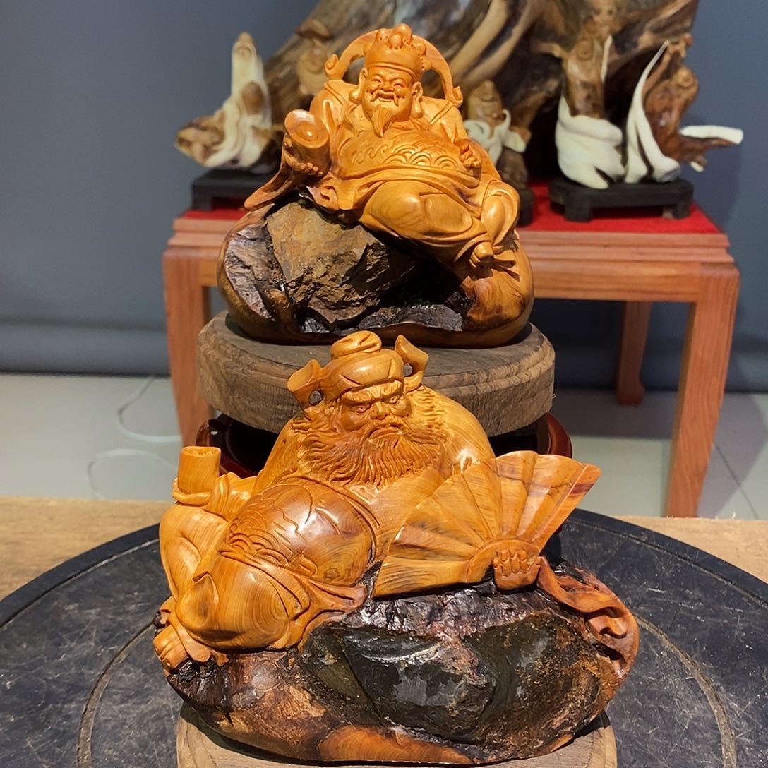 柏木（崖柏）漫**步崖柏木雕刻