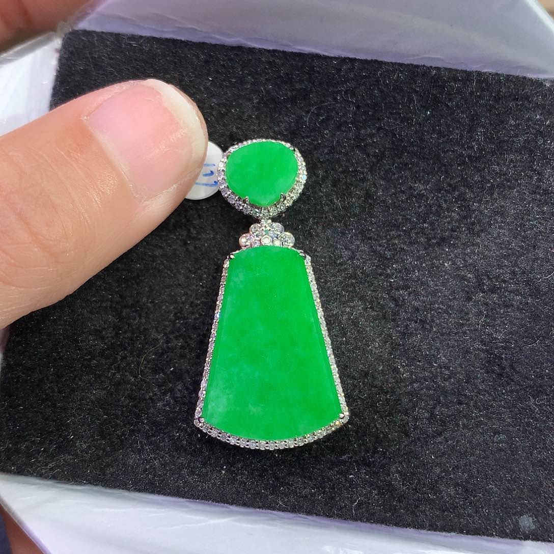 翡翠吊坠(赠链)18K金镶嵌